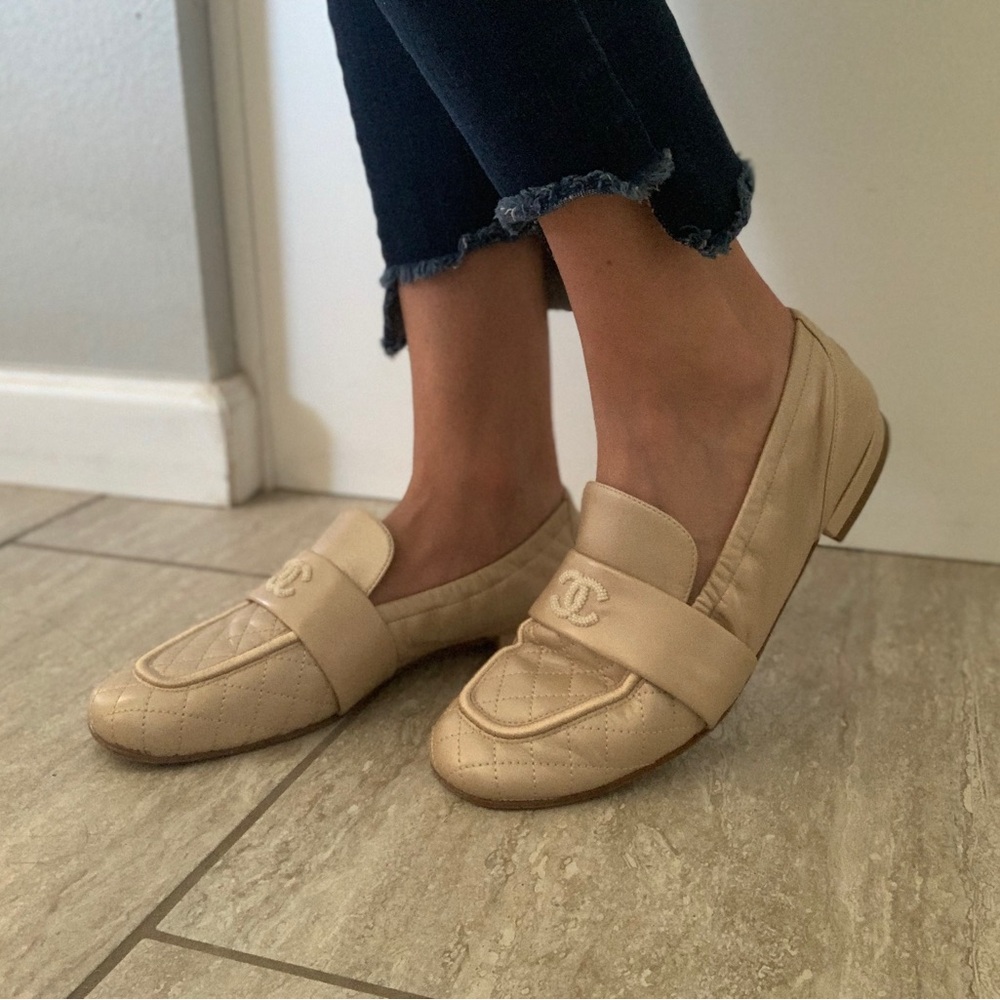 Gently worn Chanel Mocassins-Loafers in Beige - Size 40 with original box/bag